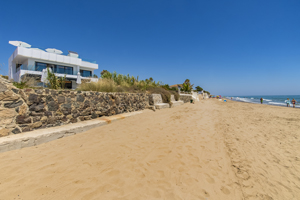 1595 - Beach front 